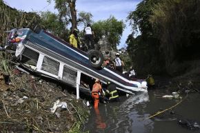 Autobús cae por barranco y enluta a Guatemala. Foto: AFP