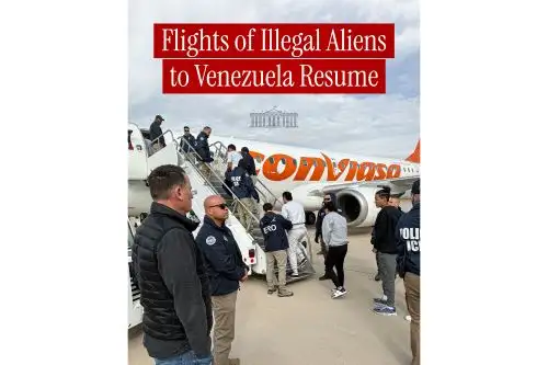 La Casa Blanca publicó esta imagen de migrantes subiendo a avión que los llevará a su país: Venezuela. Foto: INTERNET/Medios