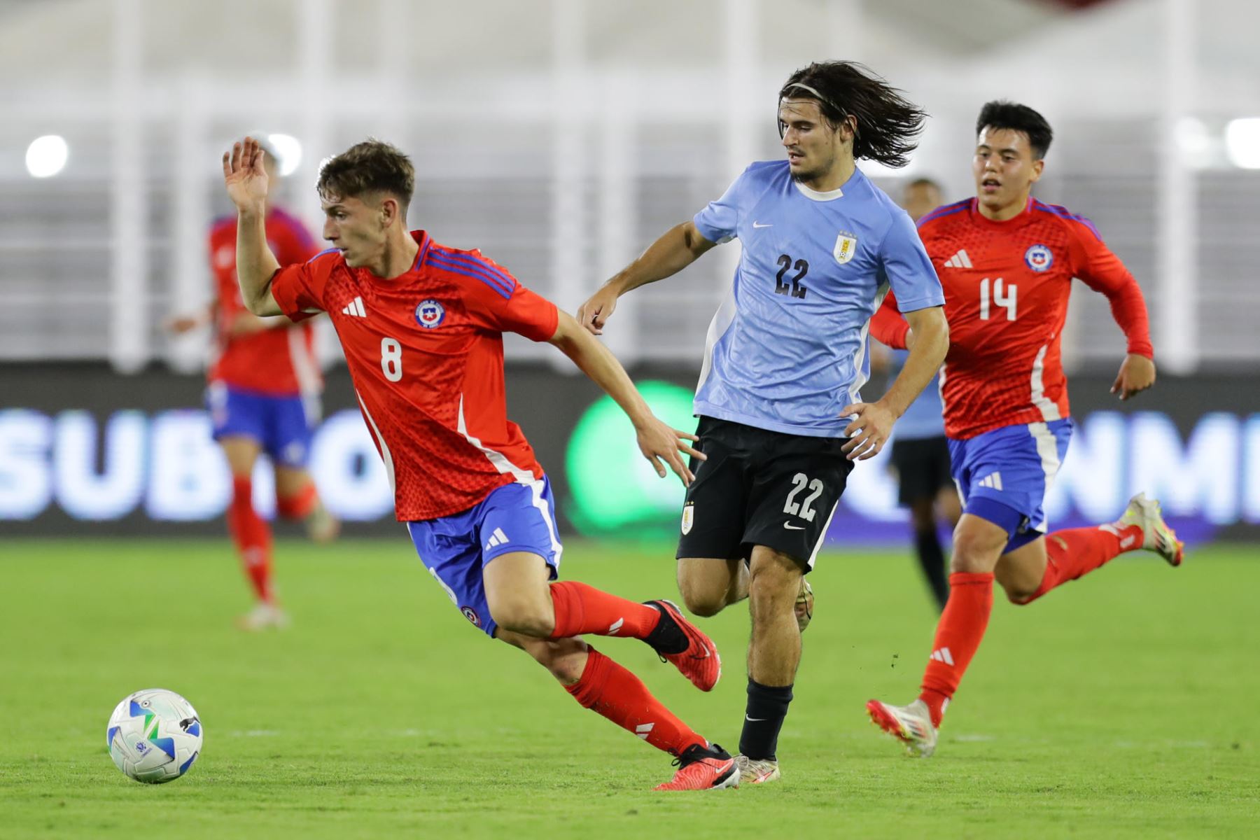 Joaquín Exequiel Silva (i) de Chile disputa un balón con Bruno Alberto Calcagno de Uruguay este lunes, en un partido del hexagonal final del Campeonato Sudamericano Sub-20 entre las selecciones de Chile y Uruguay en el estadio Nacional Brígido Iriarte en Caracas (Venezuela). Foto: EFE