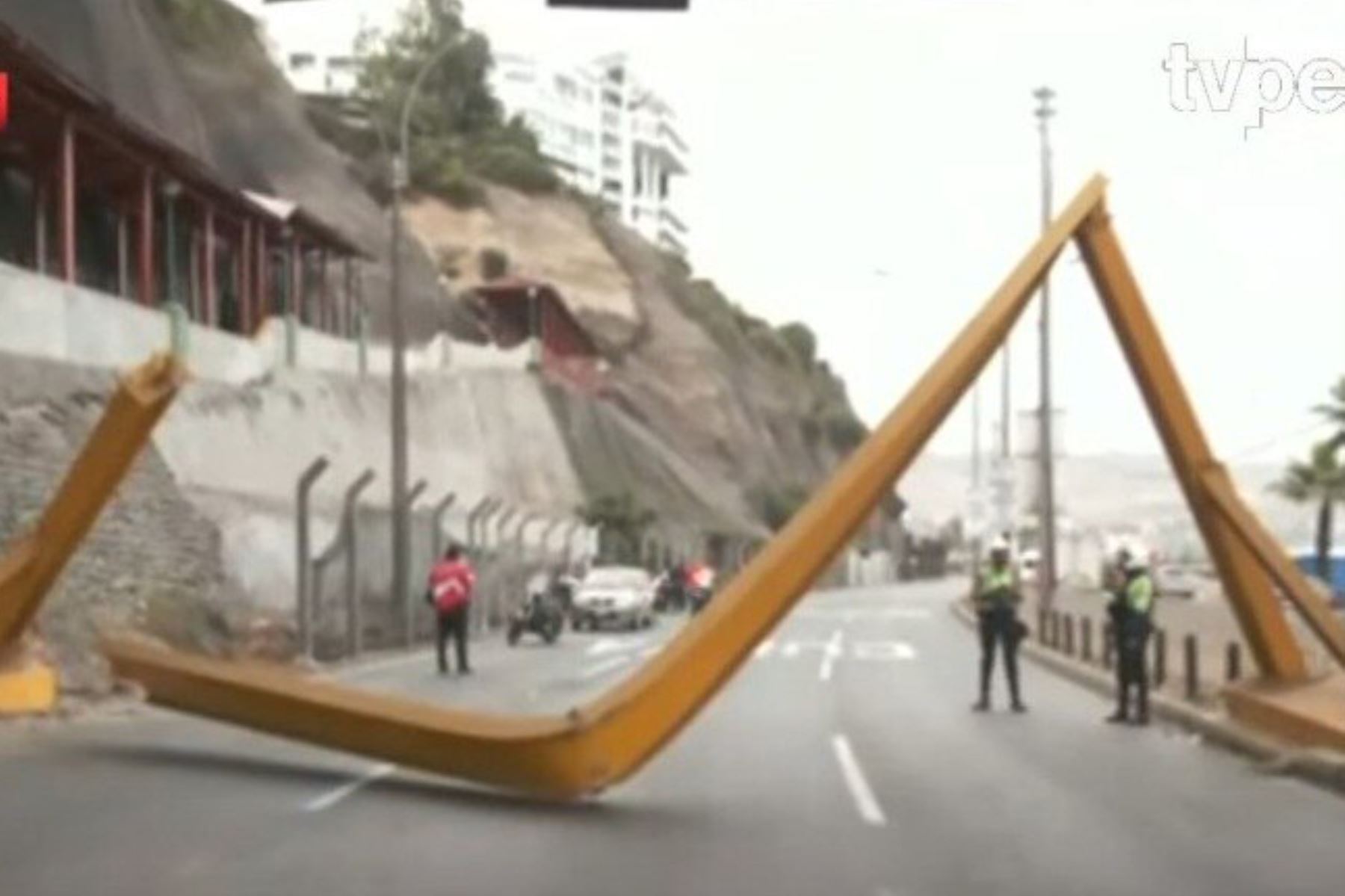 Cierran tramo de la Costa Verde por caída de arco de protección de puente peatonal. Foto: Captura TV