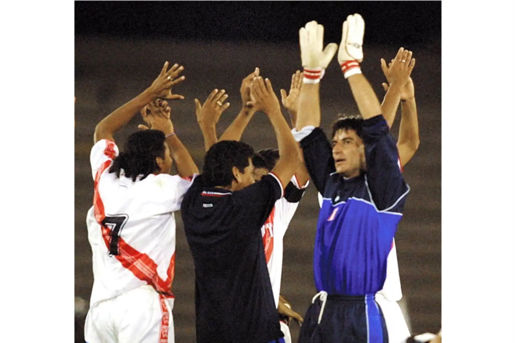Oscar Ibáñez, portero de Perú, celebra con sus compañeros el 18 de julio de 2001 en Cali, Colombia. Durante un partido por Copa América, en el estadio Pascual Guerrero en Cali, Colombia. Perú gano 1-0 a México. Foto: ANDINA/AFP