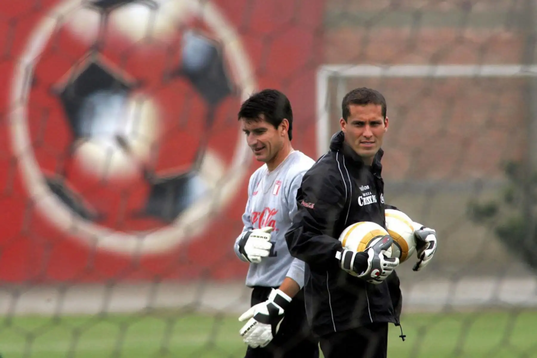 Los arqueros de la selección peruana de fútbol Oscar Ibánez y Leao Butron practican el 26 de agosto de 2004 en Lima con miras al próximo encuentro válido por las eliminatorias al Mundial Alemania 2006. Foto: ANDINA/AFP