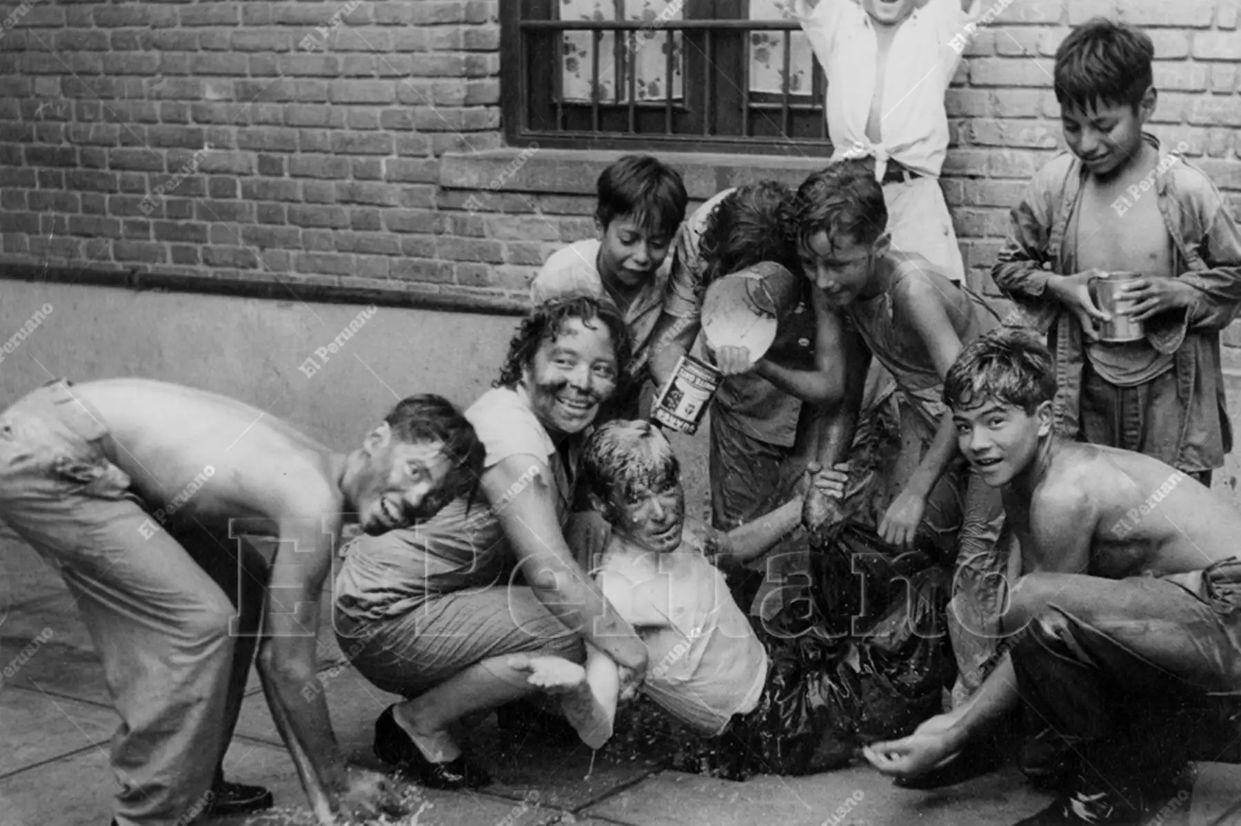 Lima - 26 febrero 1952 / Niños y adultos participan de los juegos de carnaval en el último día de celebración antes del Miércoles de Ceniza.  Foto: Archivo Histórico de El Peruano