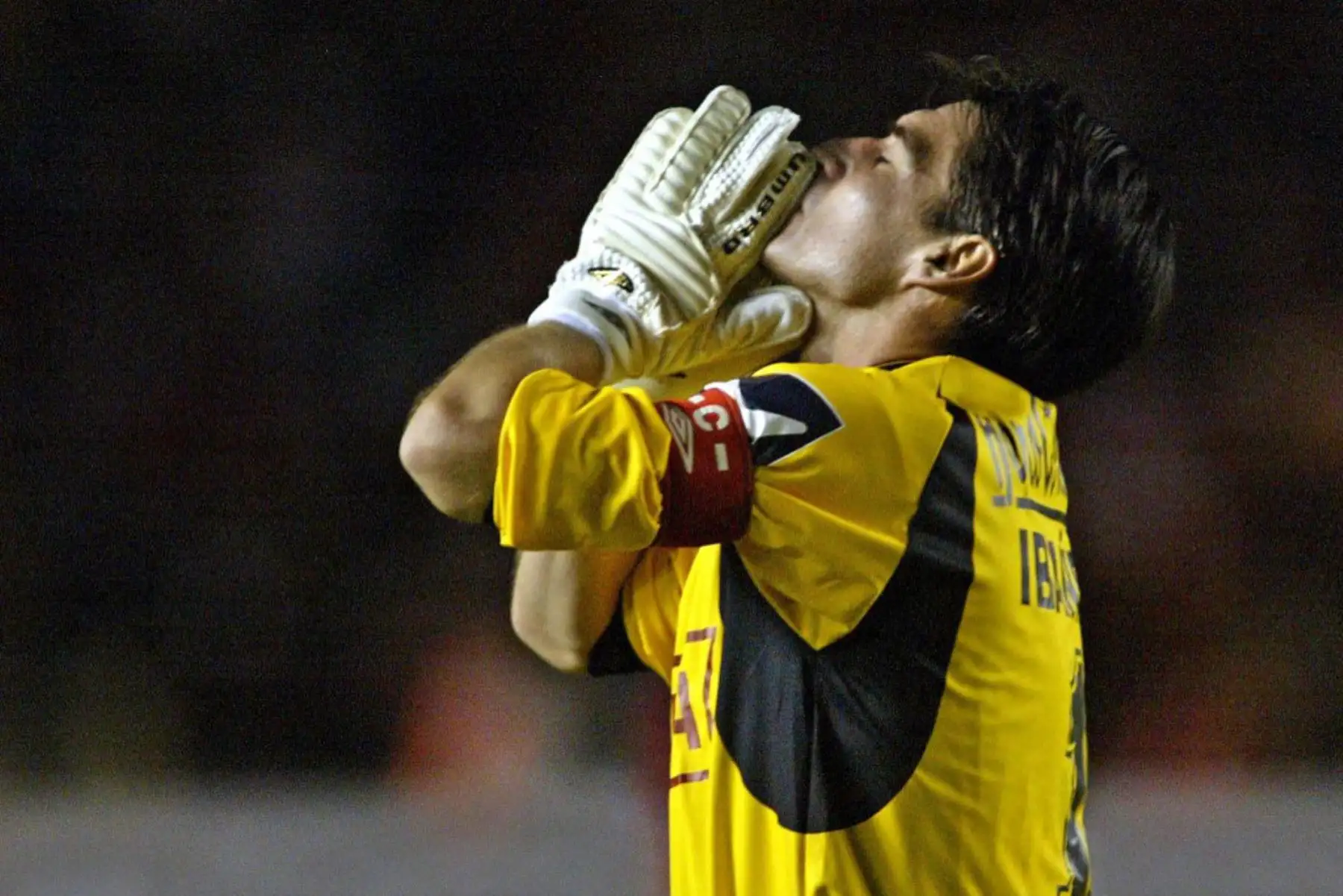 El arquero de Cienciano de Cuzco Oscar Ibáñez celebra el gol de su compañero Carlos Lugo frente a River de Argentina en Arequipa- Perú. Foto: ANDINA/ AFP