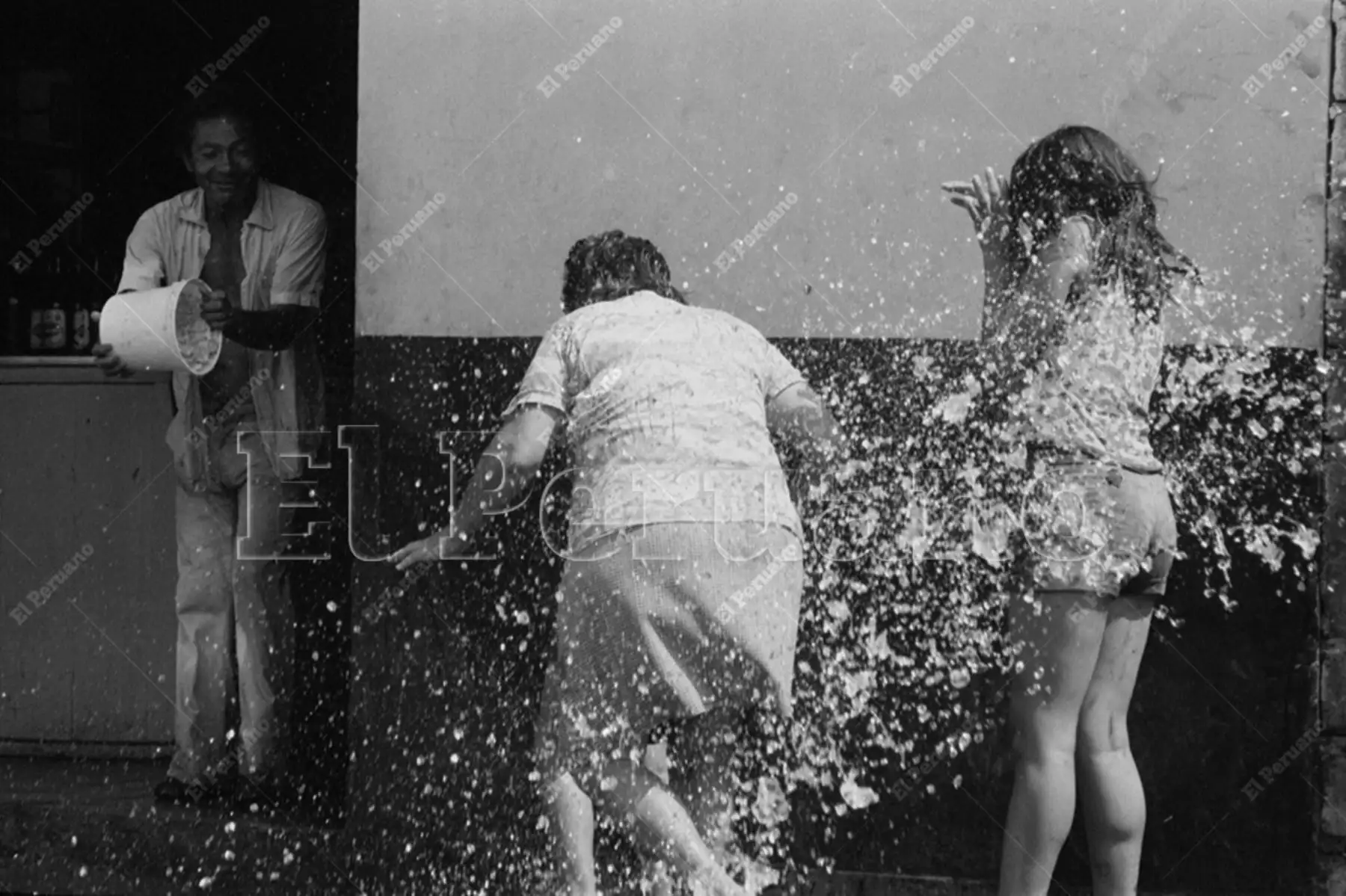 Lima - 12 febrero 1978 / El agua corrió a raudales en los barrios  populares de la capital en el segundo domingo de carnaval. Foto: Archivo Histórico de El Peruano / Norman Córdova