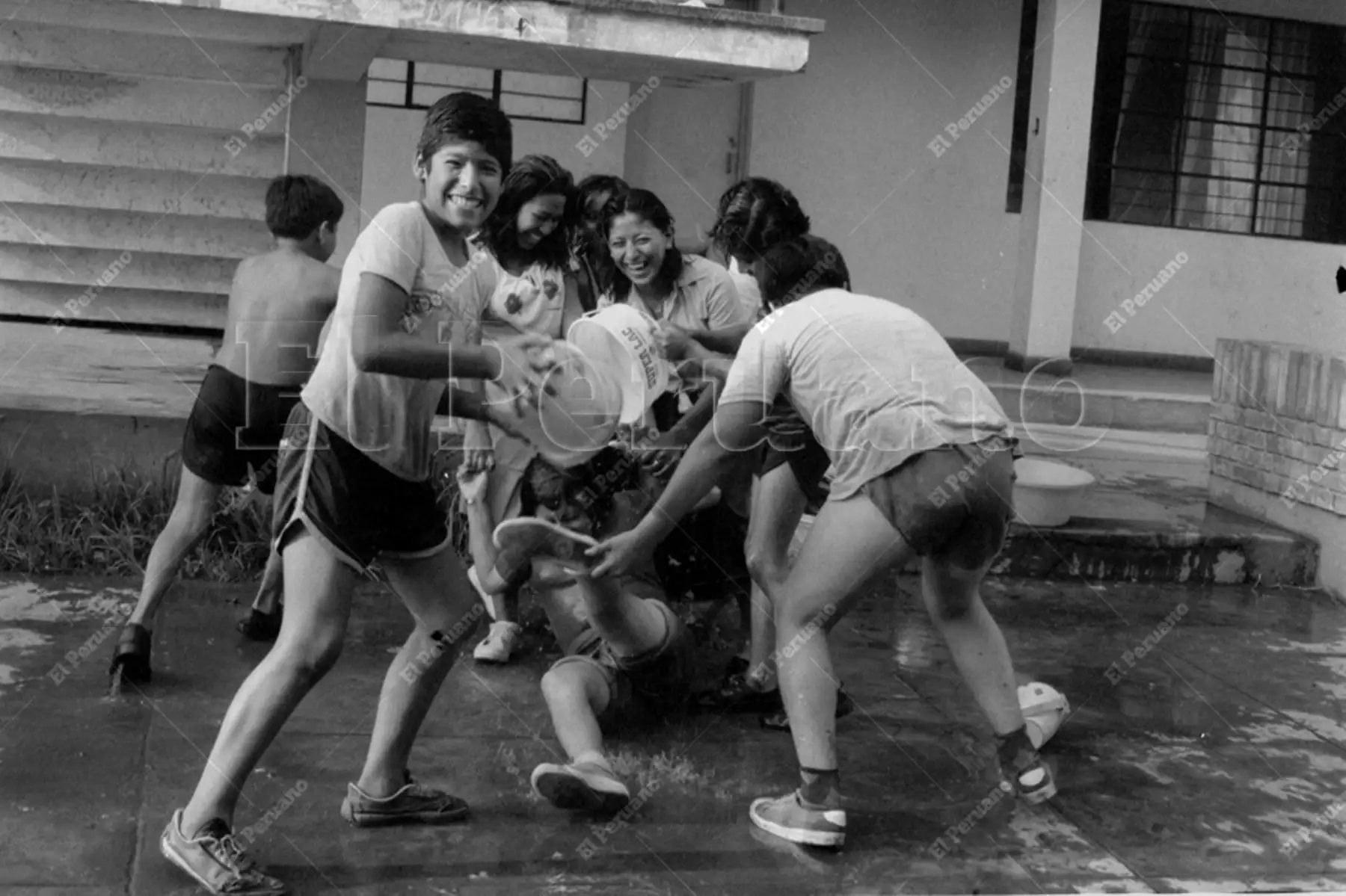 Lima -  8 febrero 1981 / Con una mezcla de alegría,  juego brusco y abundante agua  un grupo de adolescentes disfruta del segundo domingo de carnaval. Foto: Archivo Histórico de El Peruano / Bernabé Wong