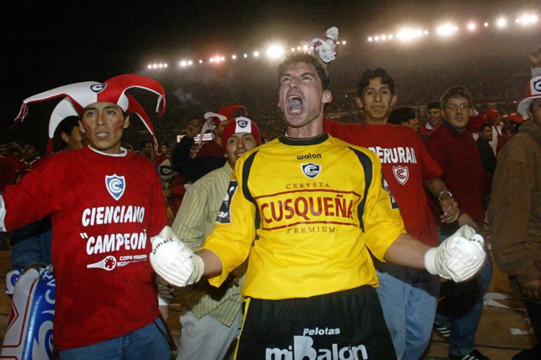 Oscar Ibáñez, portero del Cienciano peruano, celebra tras ganar la Copa Sudamericana ante River Plate de Argentina, el 19 de diciembre de 2003 en Arequipa, Perú. Foto. ANDINA/AFP