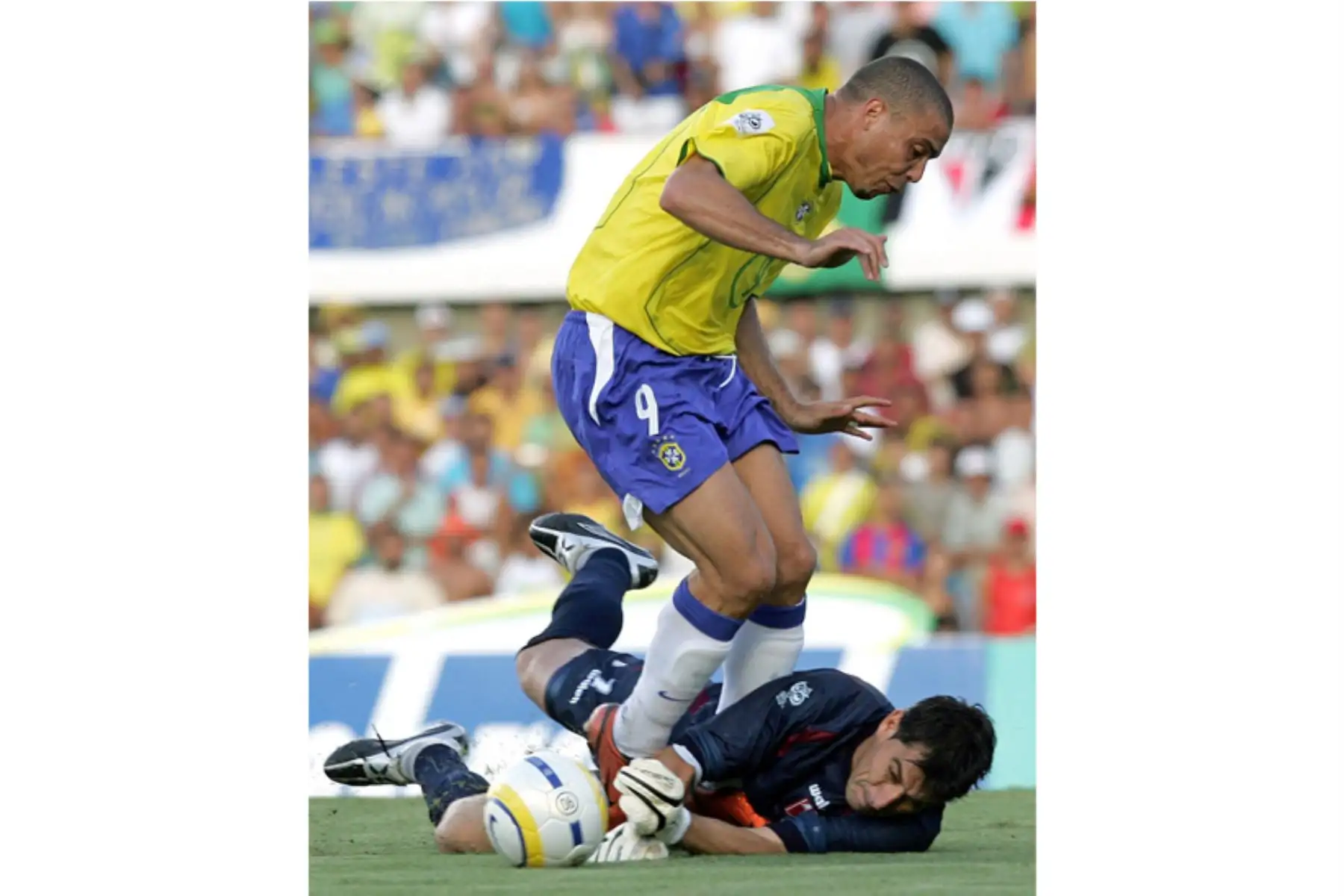 El portero peruano Oscar Ibáñez intenta detener al delantero brasileño Ronaldo durante el partido de clasificación sudamericana para la Copa Mundial de la FIFA Alemania 2006 en el estadio Serra Dourada, en Goiania, Brasil. 
Foto: ANDINA/AFP