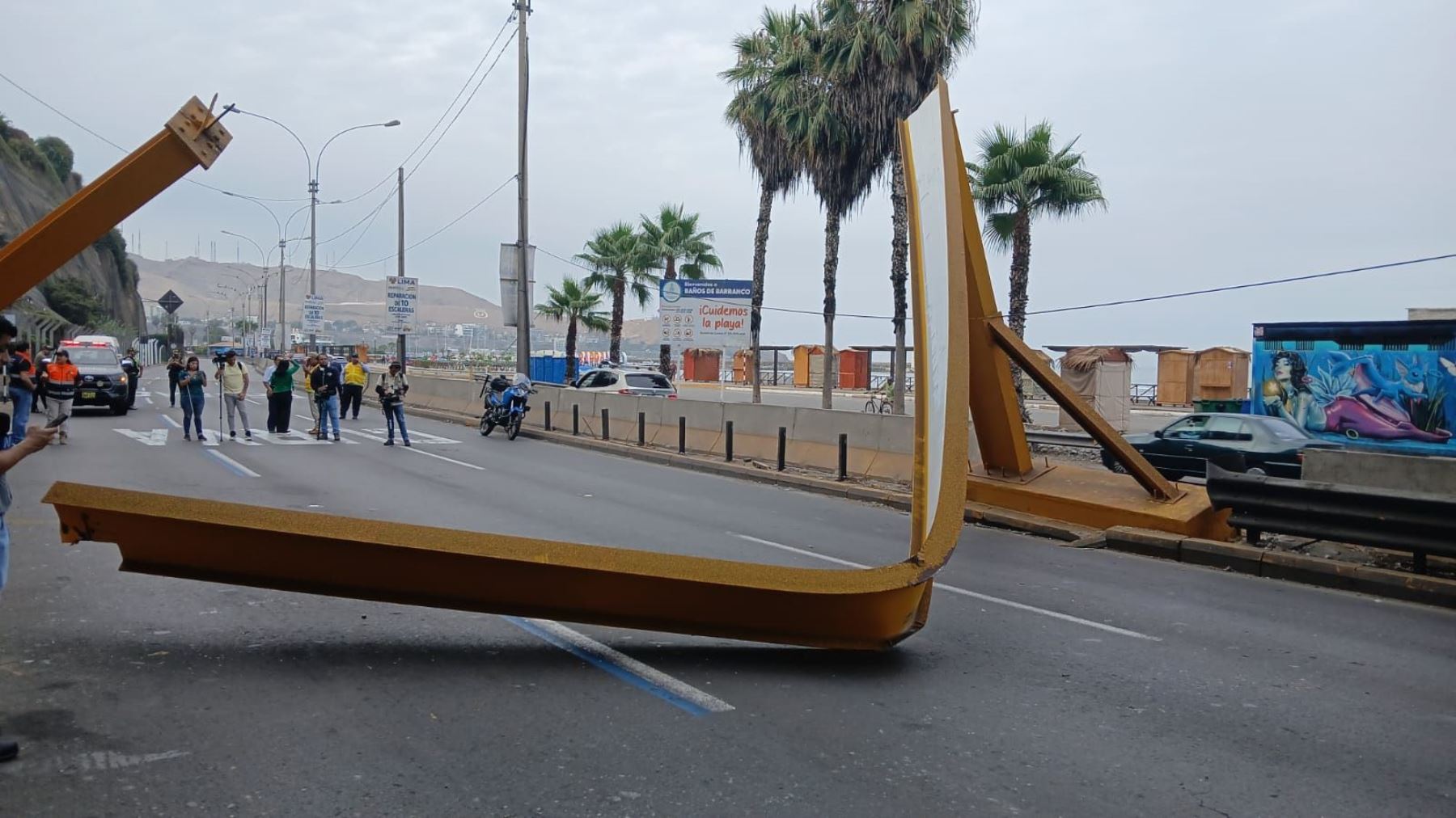 Cierran tramo de la Costa Verde por caída de arco de protección de puente peatonal. Foto: MML