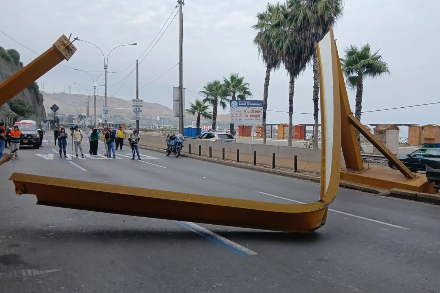 Cierran tramo de la Costa Verde por caída de arco de protección de puente peatonal. Foto: MML.