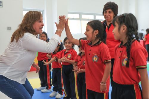 Presidenta Dina Boluarte inaugura institución educativa en Huarochirí