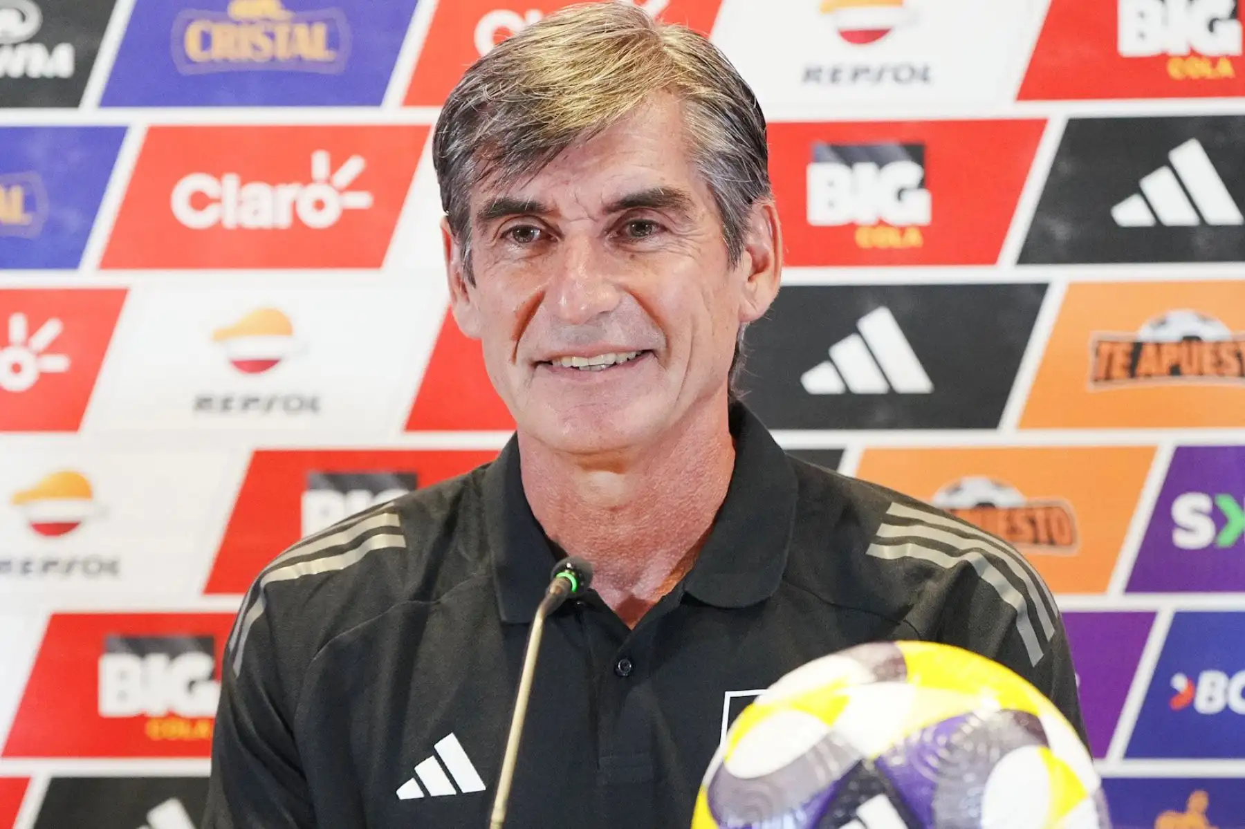 Óscar Ibáñez se convirtió en el tercer y último entrenador de la selección peruana en las Eliminatorias rumbo al Mundial 2026, cerrando un proceso marcado por la frustración. Tras los pasos de Juan Reynoso y Jorge Fossati, asumió la conducción en la recta final, sin poder evitar la eliminación de un equipo que quedó fuera pese al número ampliado de cupos para Sudamérica. Su breve gestión contrasta con las campañas mundialistas anteriores lideradas por Ricardo Gareca, quien logró la clasificación a Rusia 2018 y llevó a Perú hasta el repechaje para Catar 2022. Foto: Archivo.