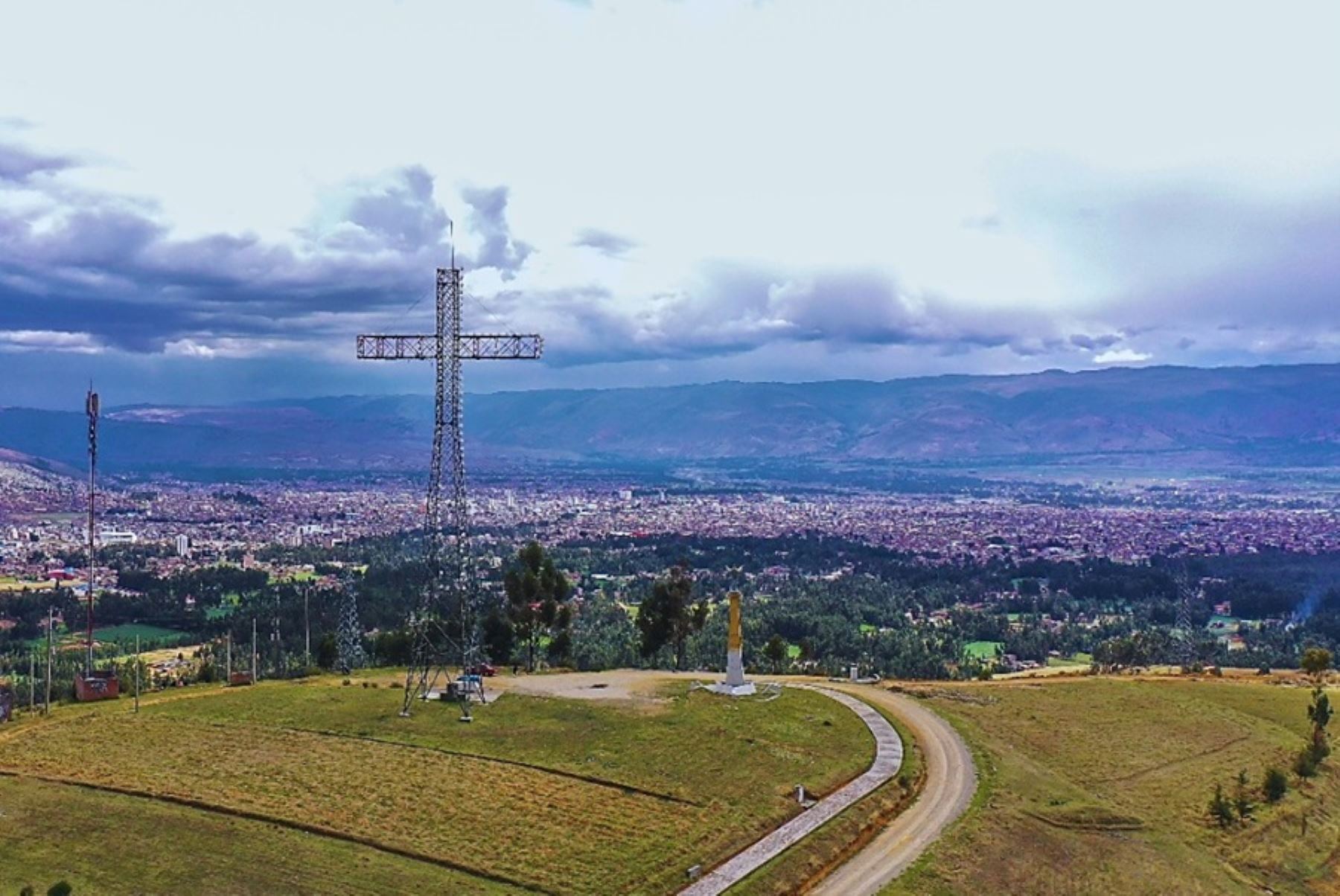 Cruz de la Paz, mirador turístico situado en la cima del cerro Achkamarca, desde donde se puede apreciar la ciudad de Huancayo y en especial la parte sur del valle del Mantaro. Es uno de los atractivos turísticos de imperdible visita en la Ruta del Huaylarsh.