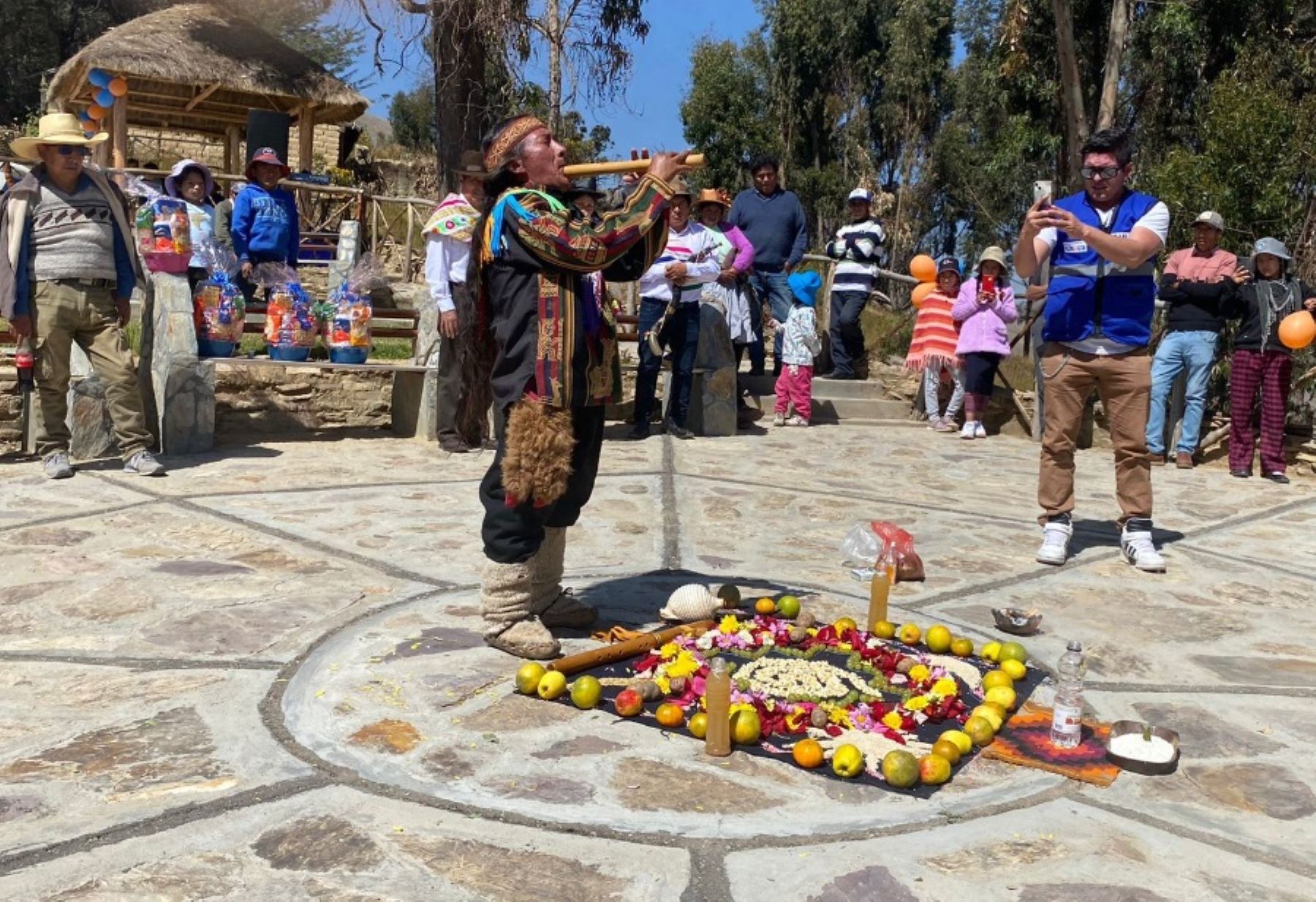 Ritual del Cutichi, en agradecimiento a la Pachamama, celebrado en el Mirador Tanquiscancha, ubicado en un sector del bosque de Ocopilla, el cual permite una vista panorámica tanto del bosque como del distrito de Chilca, así como de parte de la ciudad de Huancayo y pueblos de la zona sur del valle del Mantaro. Es uno de los atractivos turísticos de imperdible visita en la Ruta del Huaylarsh.