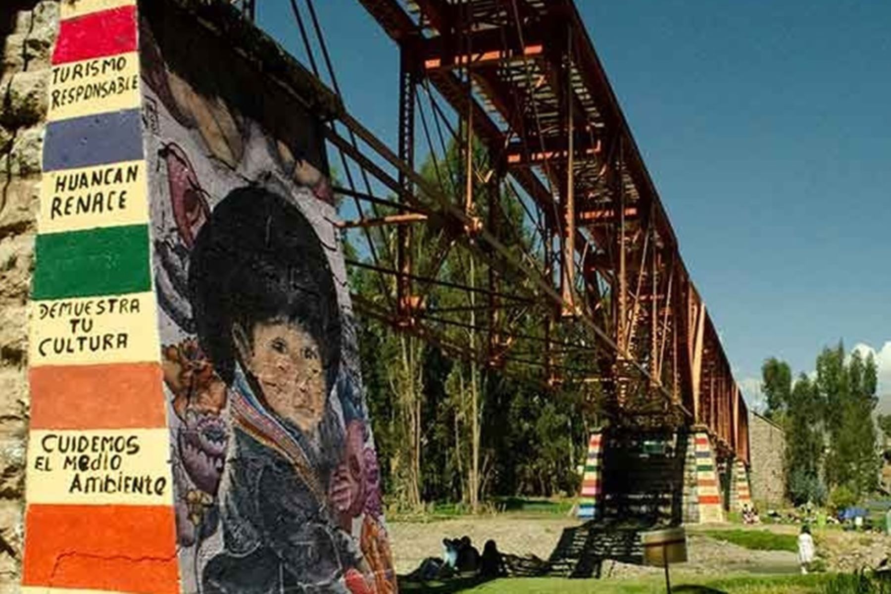 Puente ferroviario Chanchas, estructura de 250 metros de largo y poco más de siete metros de alto, construida sobre el río Chanchas. Forma parte de la ruta del Tren Macho y conecta los distritos de Huancán y Huayucachi y es un atractivo turístico de imperdible visita en la Ruta del Huaylarsh.