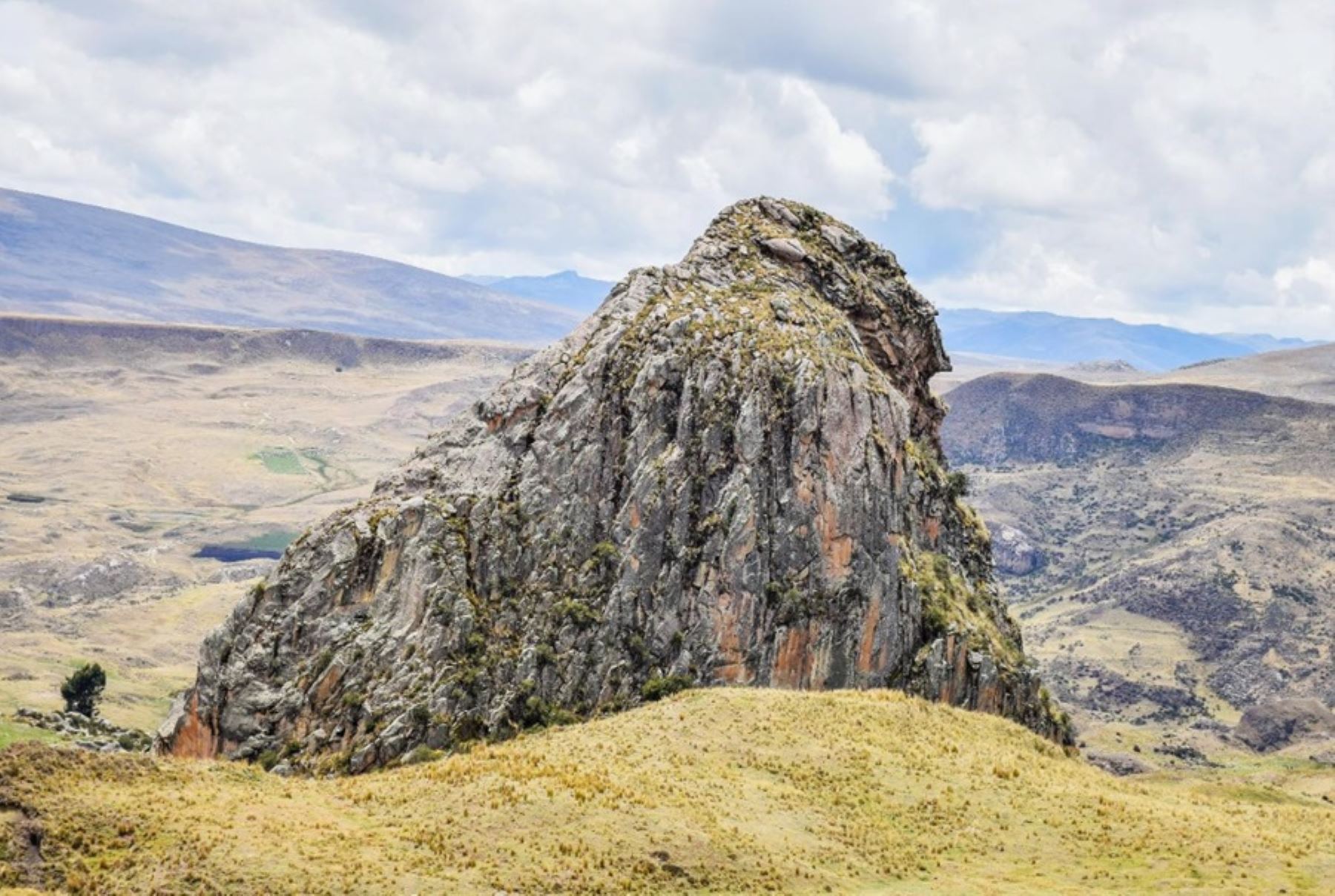 Cerro Gorila, formación rocosa ubicada en la comunidad campesina de Palaco, en el distrito de Chongos Alto de la provincia de Huancayo. Es uno de los atractivos turísticos de imperdible visita en la Ruta del Huaylarsh.