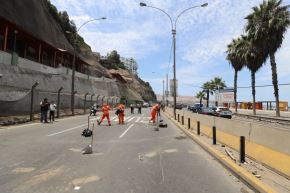 El pórtico metálico que se ubica cerca del puente peatonal Bajada de Baños, en Barranco, había resistido antes cinco impactos de vehículos, pero hoy el choque fue tal que lo dejó en estado crítico y cayó a la pista. Foto: Emape