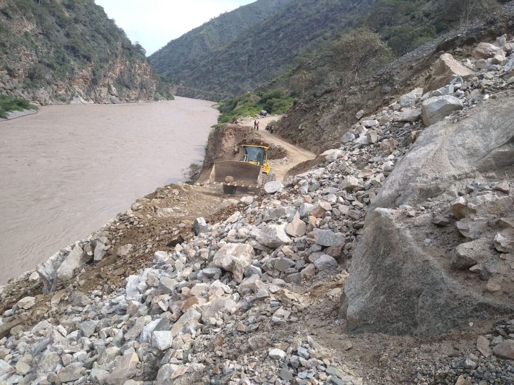 La caída de esta persona al río es una de las consecuencias de las lluvias intensas, que han ocasionado el incremento del caudal de los ríos. ANDINA/Difusión