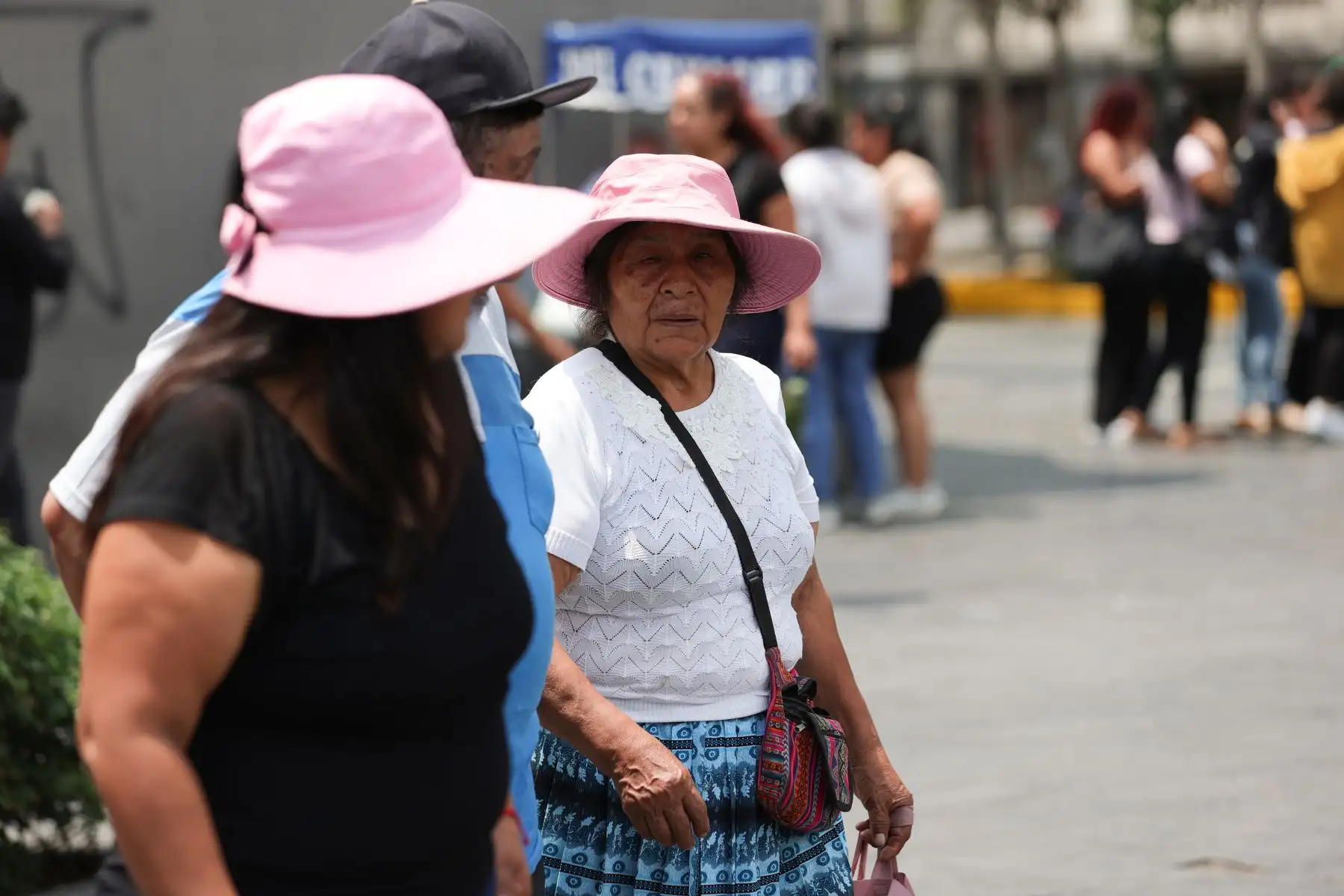 El Indeci)recomienda a la población aplicarse bloqueador y protector solar, si está expuesto a la radiación solar, así como usar sombreros de ala ancha y gafas con filtro ultravioleta.ANDINA/Melina Mejía