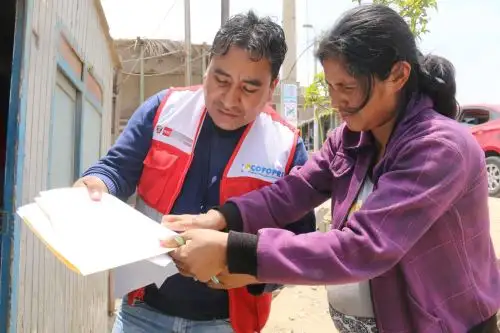 Personal de Cofopri brinda asistencia a una ciudadana para formalizar su propiedad. ANDINA/Difusión
