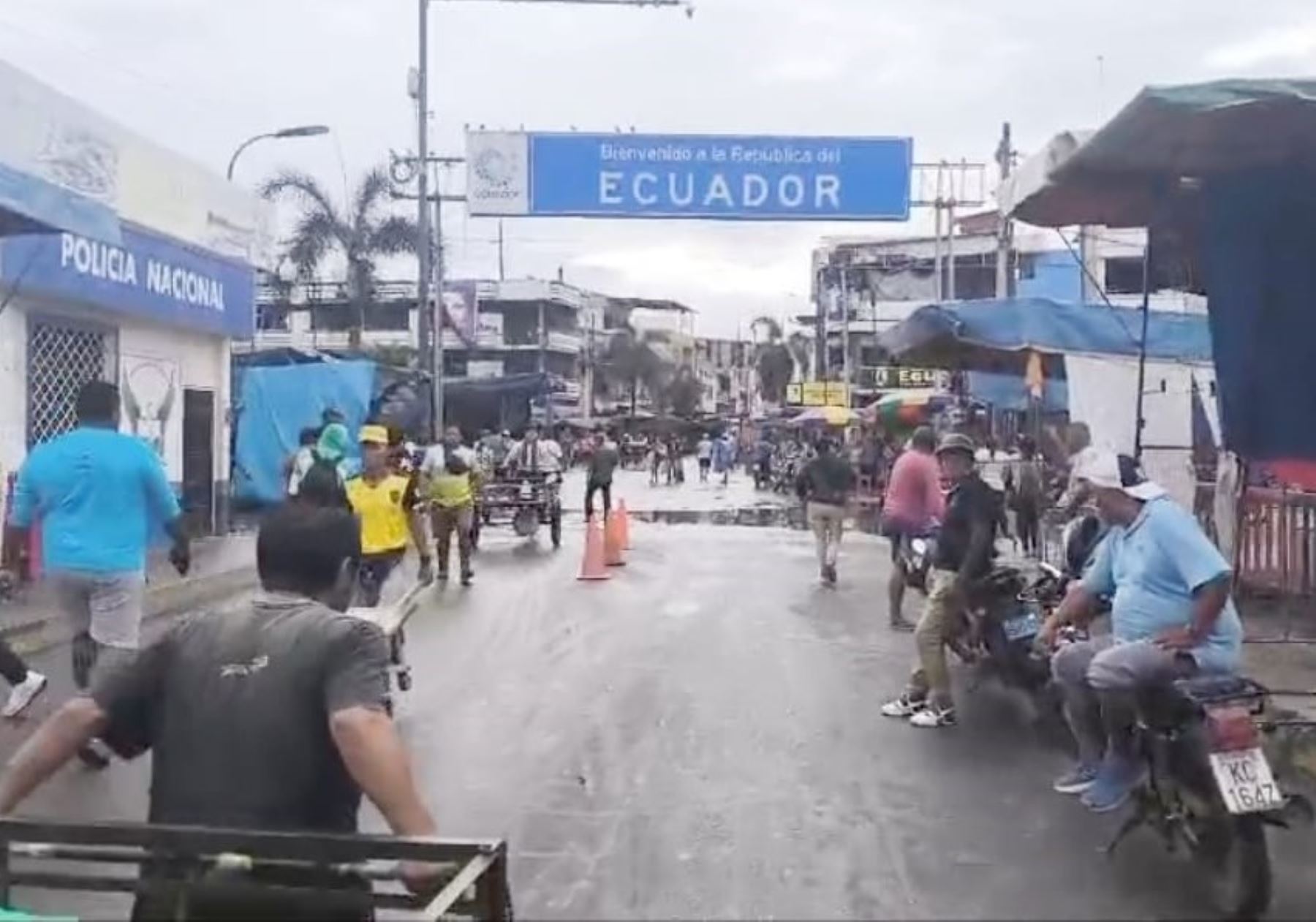 Esta mañana se reabrió la frontera con Ecuador, luego del cierre dispuesto por el gobierno ecuatoriano por razones de seguridad y se reanudó el comercio entre Tumbes y Huaquillas. ANDINA/Difusión