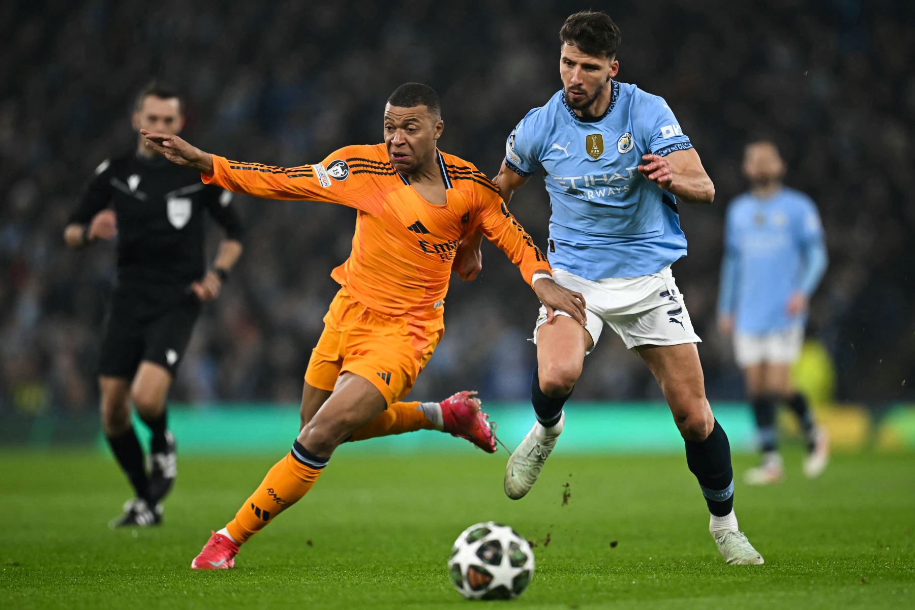 El delantero francés del Real Madrid, Kylian Mbappé  lucha por el balón con el defensa portugués del Manchester City, Ruben Dias durante el partido de fútbol de la Liga de Campeones de la UEFA entre el Manchester City y el Real Madrid en el estadio Etihad de Manchester, noroeste de Inglaterra.
Foto: AFP