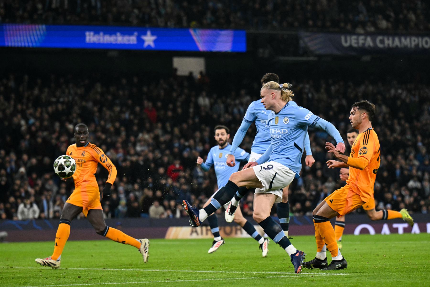 El delantero francés del Real Madrid, Kylian Mbappé, reacciona cuando su disparo es detenido por el portero brasileño, Ederson del Manchester City durante el partido de fútbol de la Liga de Campeones de la UEFA entre Manchester City y Real Madrid en el estadio Etihad de Manchester, noroeste de Inglaterra.
Foto: AFP