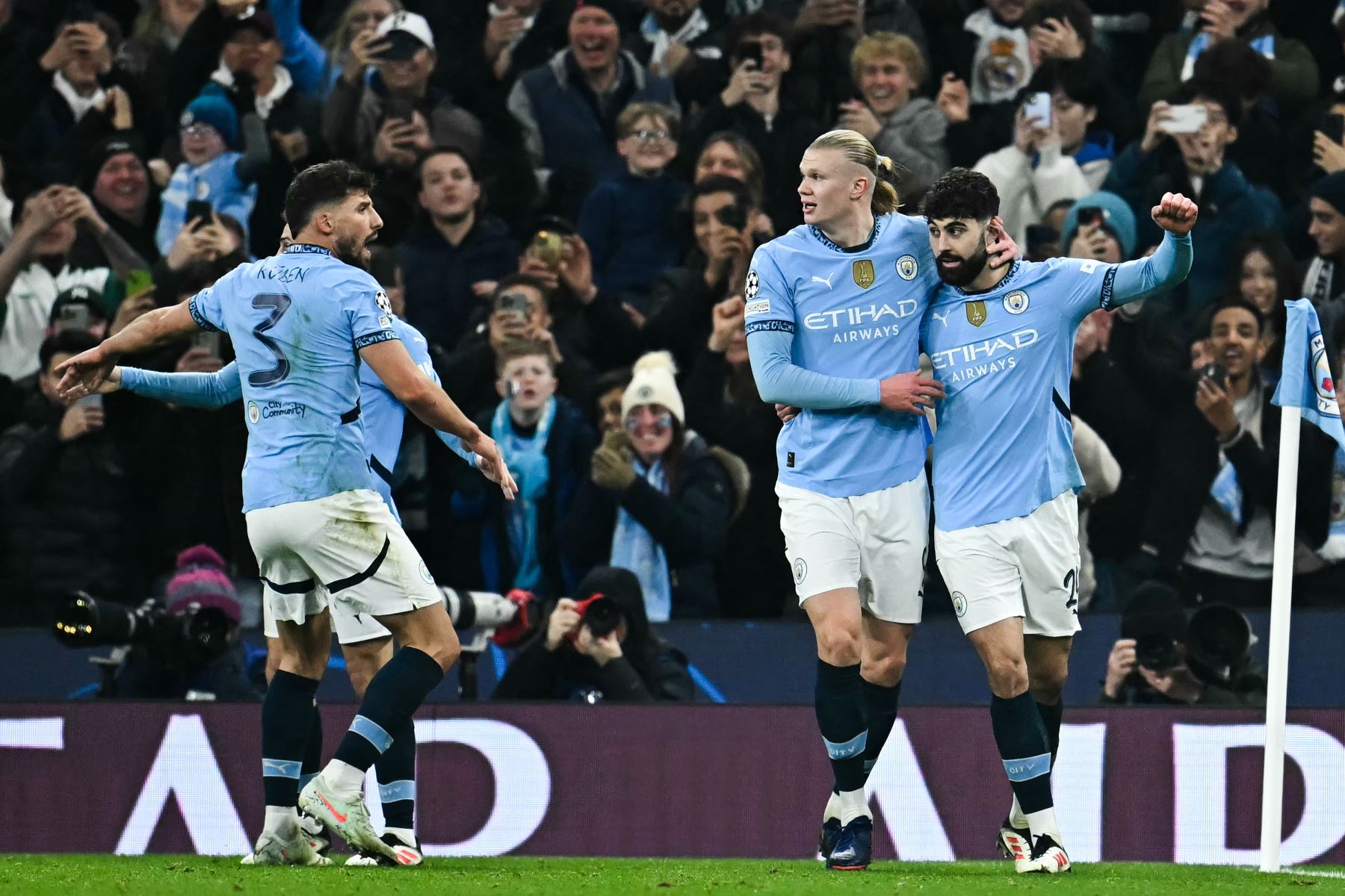 El delantero noruego del Manchester City, Erling Haaland  celebra con el defensor croata del Manchester City, Josko Gvardiol después de marcar el primer gol de su equipo durante el partido de fútbol de la Liga de Campeones de la UEFA entre el Manchester City y el Real Madrid en el estadio Etihad de Manchester, noroeste de Inglaterra.
Foto:AFP