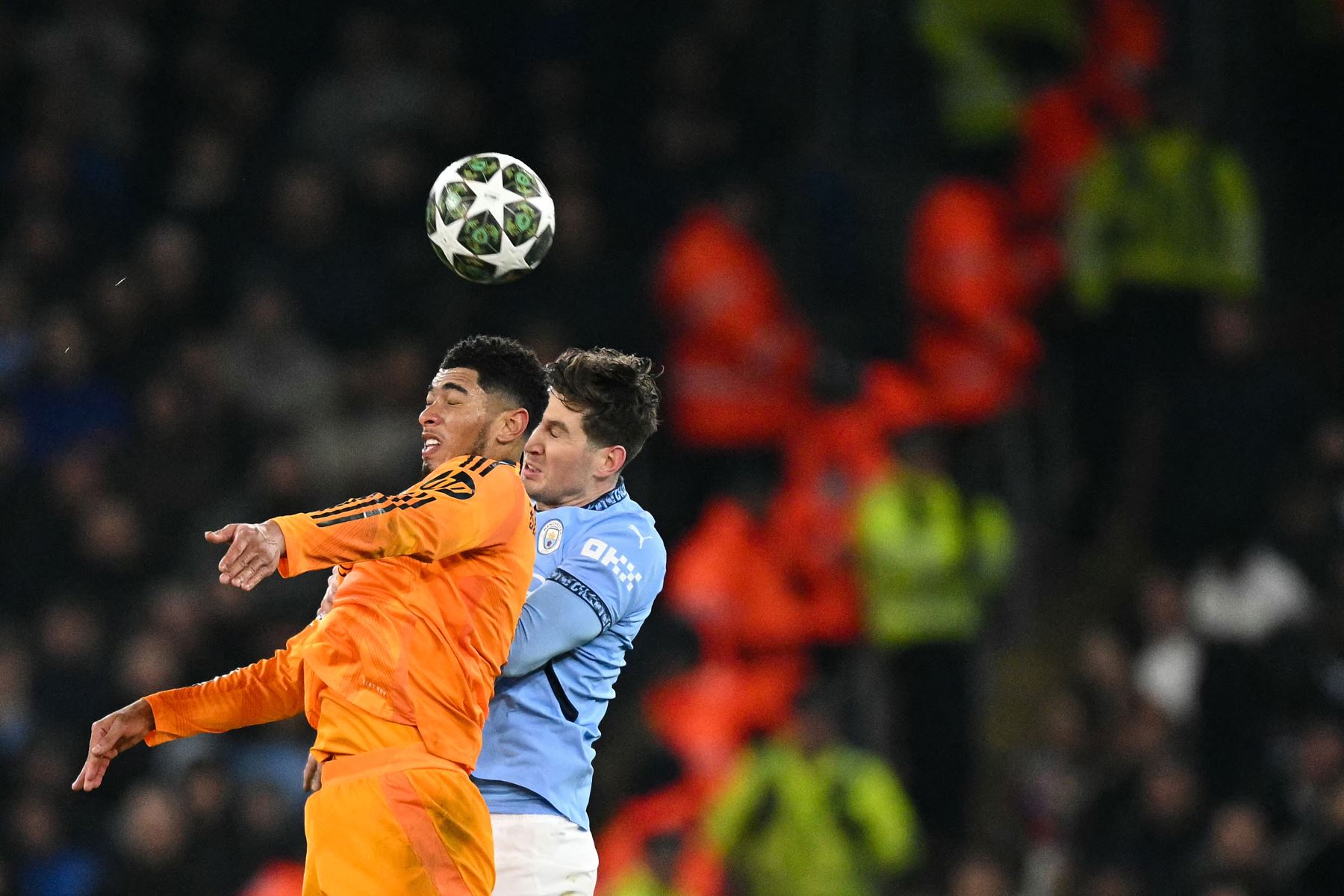 El centrocampista inglés del Real Madrid, Jude Bellingham y el defensor inglés del Manchester City, John Stones encabezan el balón durante el partido de fútbol de la Liga de Campeones de la UEFA entre Manchester City y Real Madrid en el estadio Etihad de Manchester, noroeste de Inglaterra.
Foto:AFP