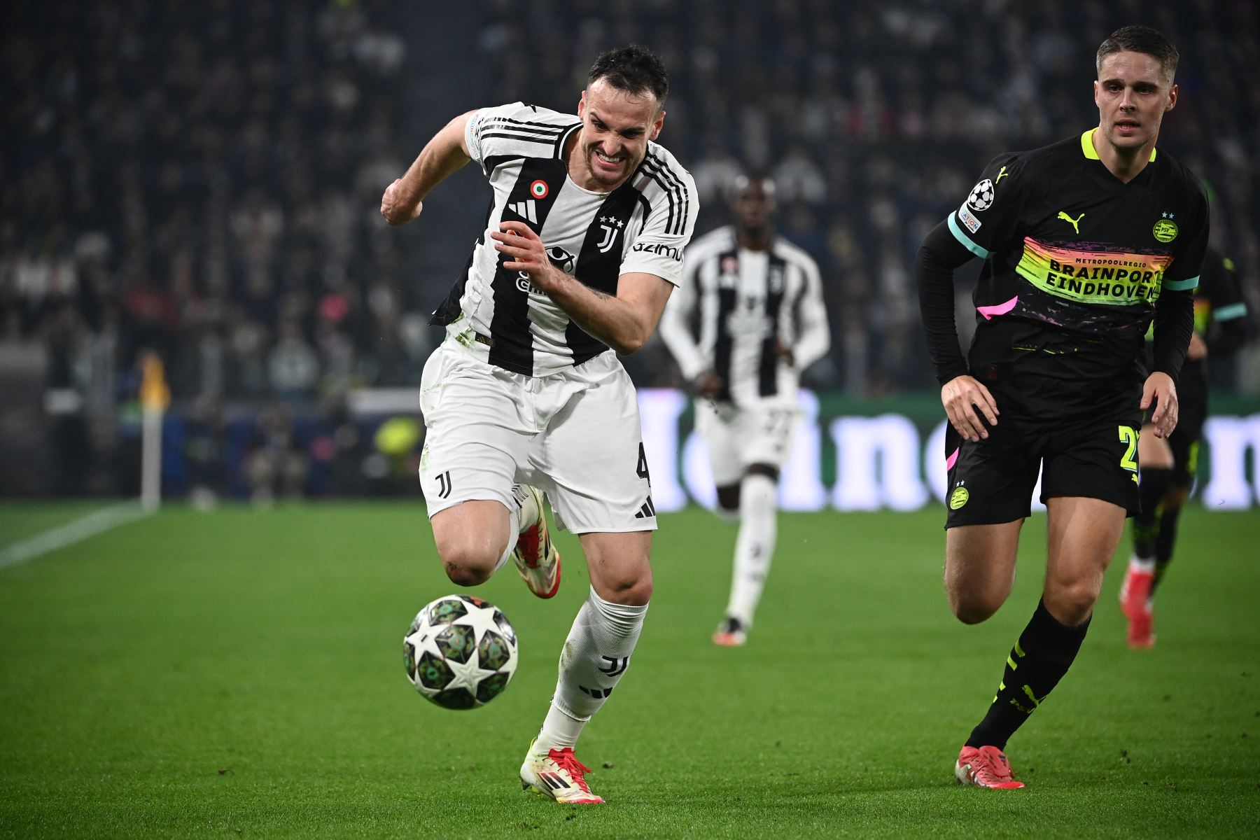 El defensor italiano de la Juventus, Federico Gatti lucha por el balón con el mediocampista holandés  del PSV Eindhoven Joey Veerman  durante el partido de fútbol de ida de la fase eliminatoria de la Liga de Campeones de la UEFA entre Juventus y PSV Eindhoven en el estadio Allianz de Turín.
Foto: AFP