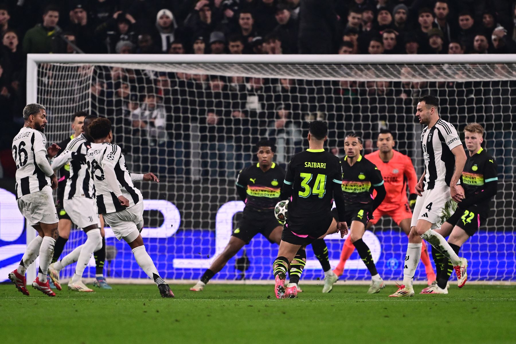 El centrocampista estadounidense de la Juventus, Weston McKennie, anota el primer gol de su equipo durante el partido de fútbol de ida de la fase eliminatoria de la Liga de Campeones de la UEFA entre la Juventus y el PSV Eindhoven en el estadio Allianz de Turín.
Foto: AFP