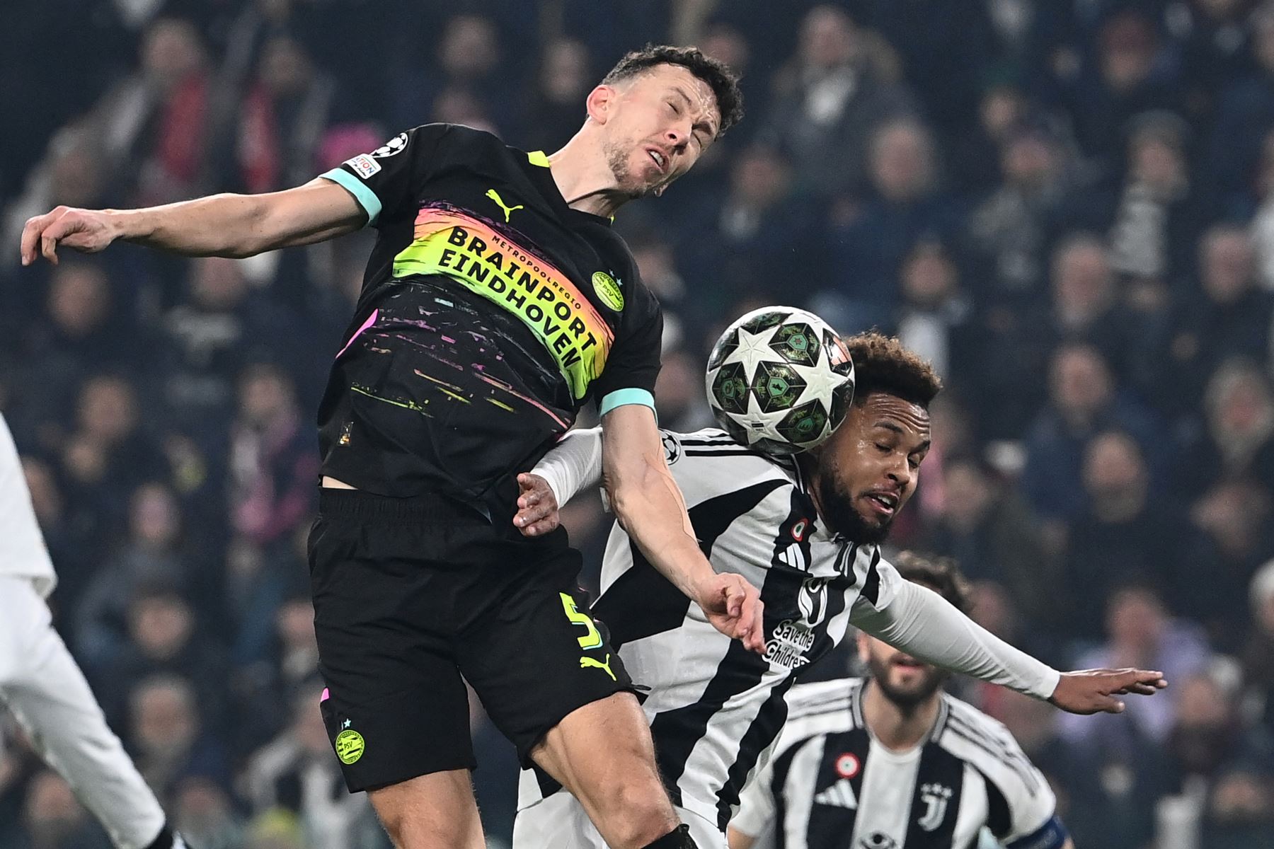 El delantero croata del PSV Eindhoven, Ivan Perisic lucha por el balón con el mediocampista estadounidense de la Juventus, Weston McKennie durante el partido de fútbol de ida de la fase eliminatoria de la Liga de Campeones de la UEFA entre Juventus y PSV Eindhoven en el estadio Allianz de Turín.
Foto: AFP