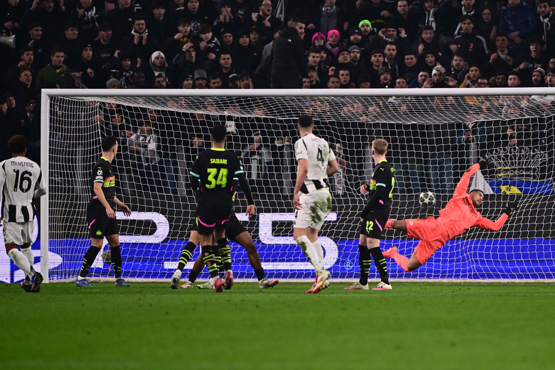 El centrocampista estadounidense de la Juventus, Weston McKennie anota el primer gol de su equipo durante el partido de fútbol de ida de la fase eliminatoria de la Liga de Campeones de la UEFA entre la Juventus y el PSV Eindhoven en el estadio Allianz de Turín.
Foto: AFP