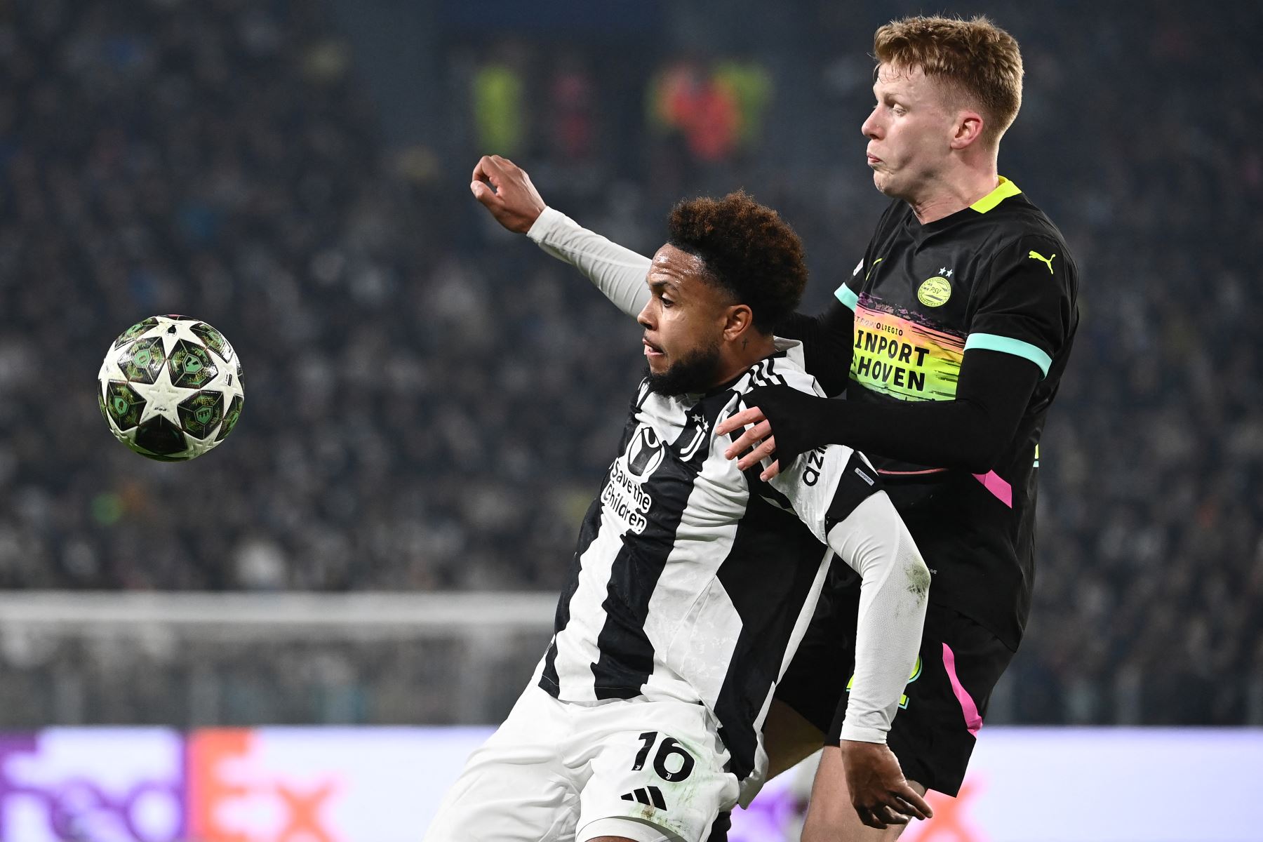 El mediocampista estadounidense de la Juventus, Weston McKennie lucha por el balón con el mediocampista holandés del PSV Eindhoven #22 Jerdy Schouten durante el partido de fútbol de ida de la fase eliminatoria de la Liga de Campeones de la UEFA entre Juventus y PSV Eindhoven en el estadio Allianz de Turín.
Foto: AFP