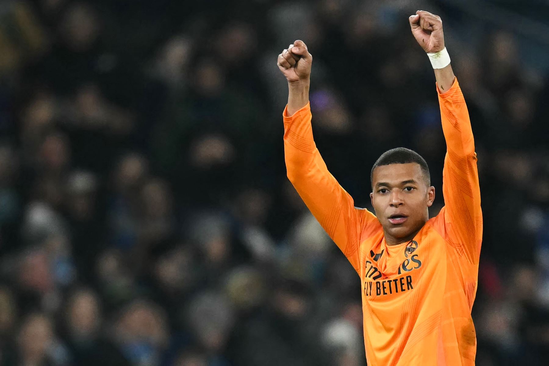 El delantero francés del Real Madrid, Kylian Mbappé, celebra tras marcar el primer gol de su equipo durante el partido de fútbol de la Liga de Campeones de la UEFA entre Manchester City y Real Madrid en el estadio Etihad de Manchester, noroeste de Inglaterra.
Foto: AFP