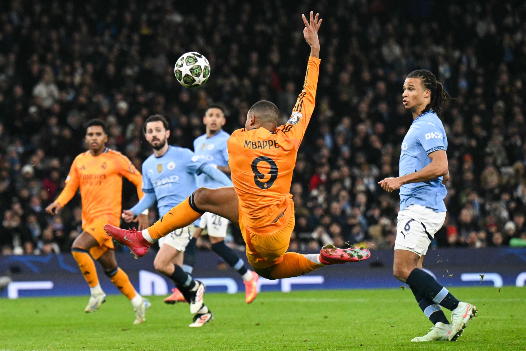 El delantero francés  del Real Madrid, Kylian Mbappé, dispara y anota el primer gol de su equipo durante el partido de fútbol de la Liga de Campeones de la UEFA entre Manchester City y Real Madrid en el estadio Etihad de Manchester, noroeste de Inglaterra.
Foto: AFP