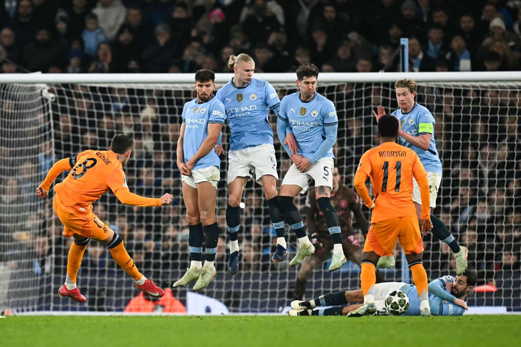 El centrocampista uruguayo del Real Madrid, Federico Valverde lanza un tiro libre durante el partido de fútbol de la Liga de Campeones de la UEFA entre Manchester City y Real Madrid en el estadio Etihad de Manchester, noroeste de Inglaterra.
Foto: AFP