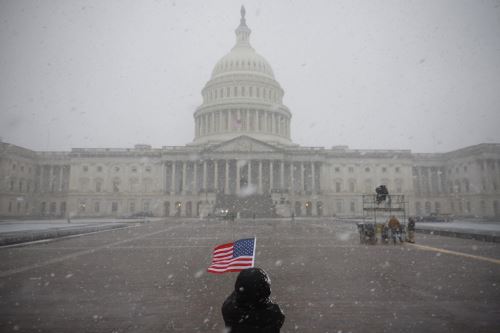 Tormenta de nieve paraliza Washington D.C., con vuelos cancelados, cortes de energía y complicaciones en el tránsito