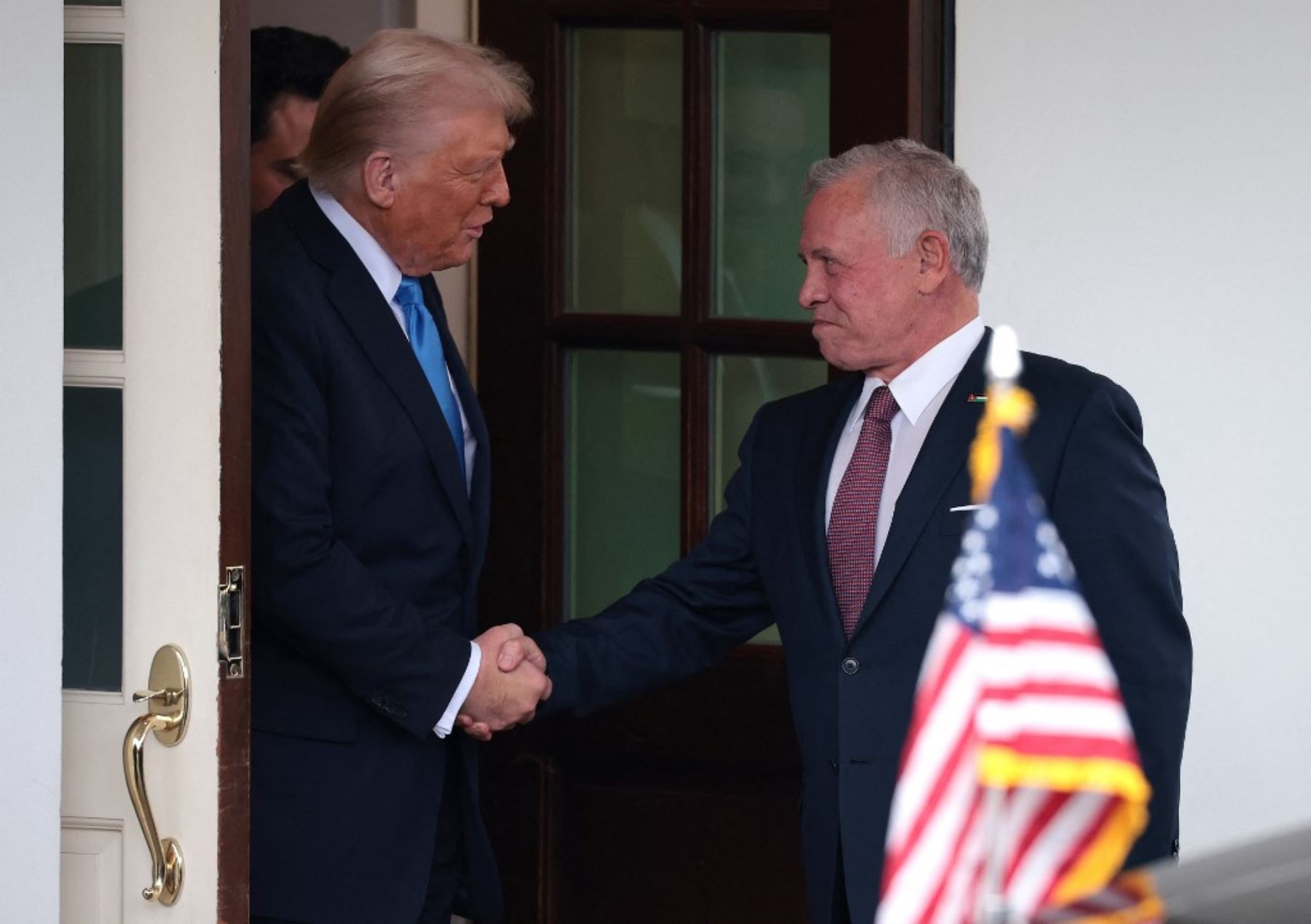 Rey de Jordania, Abdalá II, con el presidente de EE. UU., Donald Trump Foto: AFP