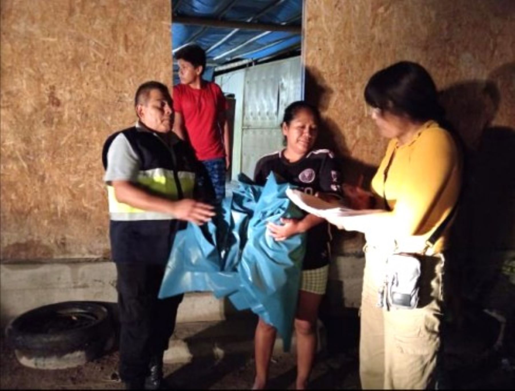 Pobladores de Palpa afectados por lluvias intensas recibieron material y ayuda del COER Ica.