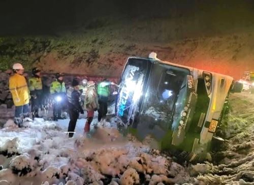 Un bus interprovincial de la empresa Civa sufrió un despiste y vuelco en la carretera Central, a la altura de Ticlio, cuando se dirigía de Lima a la Selva Central. ANDINA/Difusión