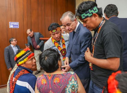 El ministro de Energía y Minas, Jorge Montero, sostuvo una reunión de trabajo con los apus y representantes de las comunidades nativas de las cuencas afectadas por la contaminación ambiental en Loreto. ANDINA/Difusión