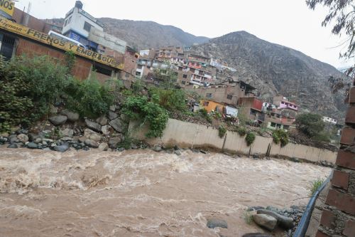 Fuerte caudal del río Rímac alerta a pobladores a la altura del puente Ricardo Palma en Chosica. Foto: ANDINA/Juan Carlos Guzmán Negrini