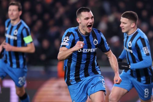 El español Ferrán Jutglá (c), del Brujas, celebra después de marcar gol en el partido de Liga de Campeones que disputan Club Brugge KV y Atalanta BC, en Brujas, Bélgica. Foto: FPV