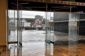 La intensa lluvia se registra en varios lugares de la ciudad de Ica, generando aniego y dificultad para el tránsito peatonal y vehicular.