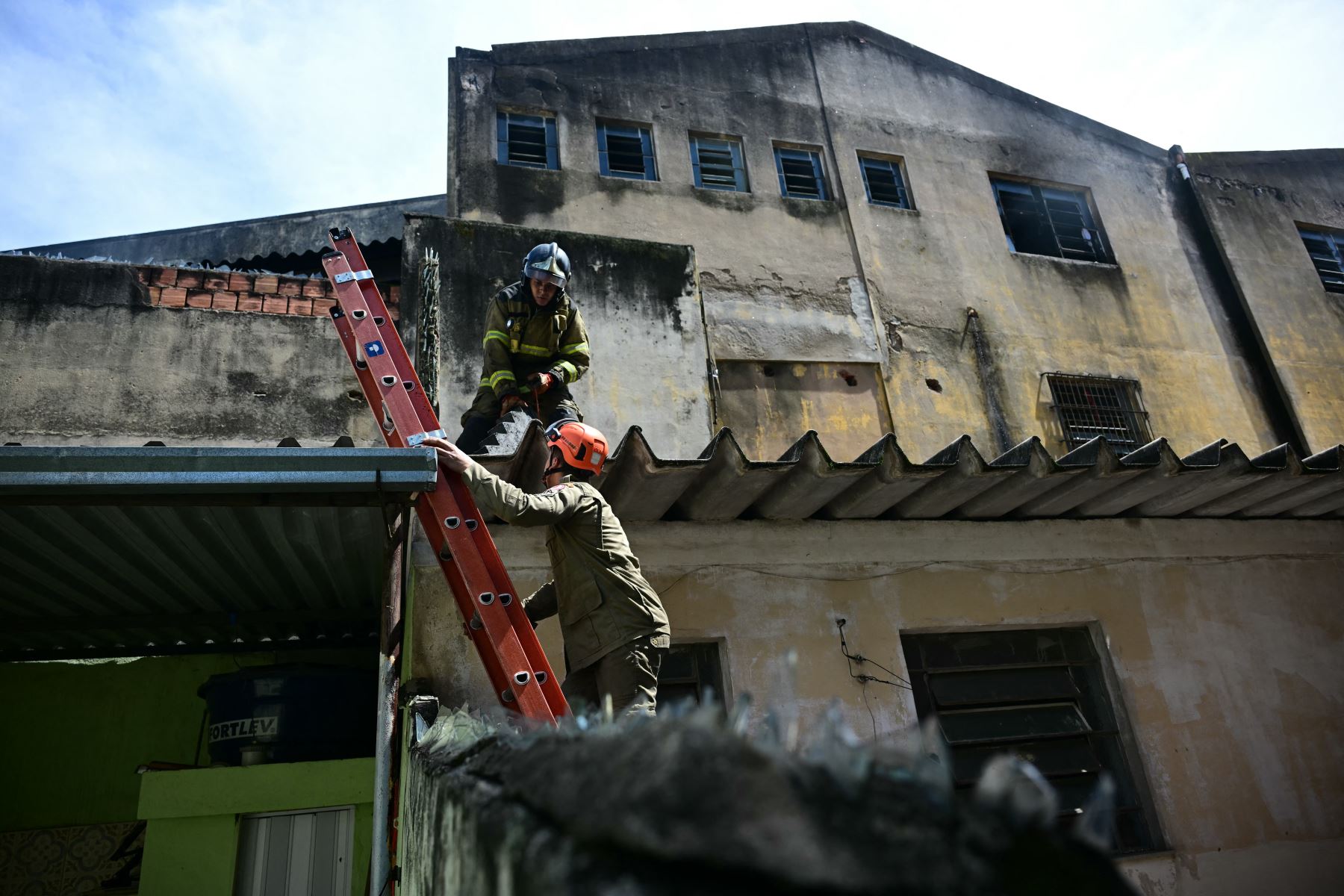 Al menos 10 personas resultaron heridas el miércoles en un incendio en una fábrica de ropa en Río de Janeiro que confeccionaba disfraces para el famoso carnaval de la ciudad, dijo un funcionario de salud local. AFP