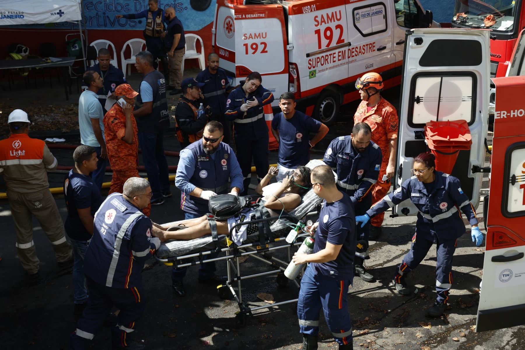 Un gran incendio se desató en una fábrica textil especializada en disfraces para el carnaval, y obligó a rescatar a las prisas a los trabajadores que estaban en su interior. EFE