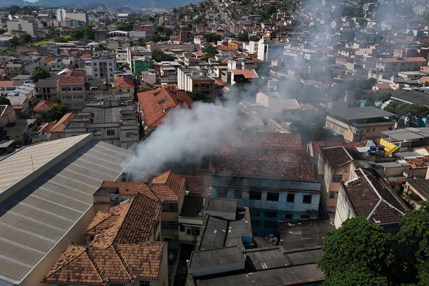 Fotografía aérea de un incendio en una fábrica textil especializada en disfraces para carnavales este miércoles, en Río de Janeiro. EFE