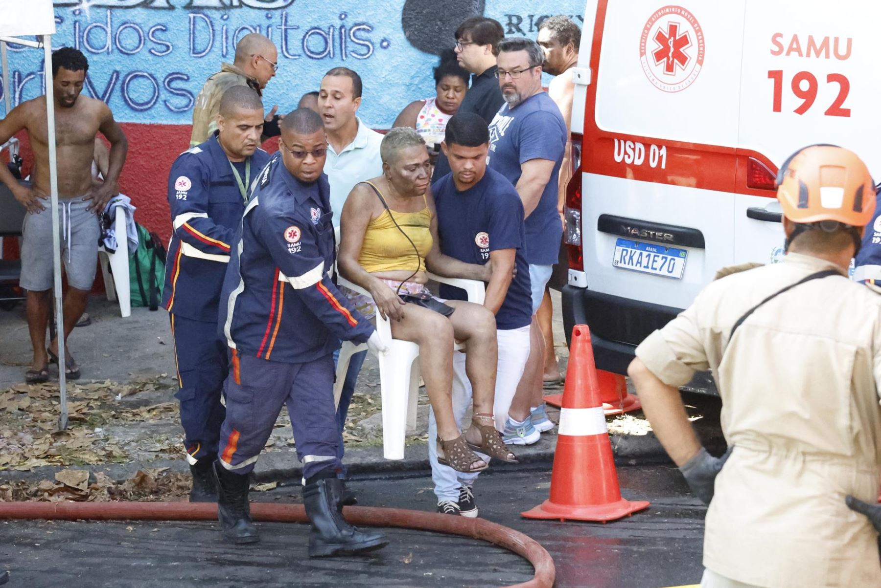 Un gran incendio se desató en una fábrica textil especializada en disfraces para el carnaval, y obligó a rescatar a las prisas a los trabajadores que estaban en su interior. EFE