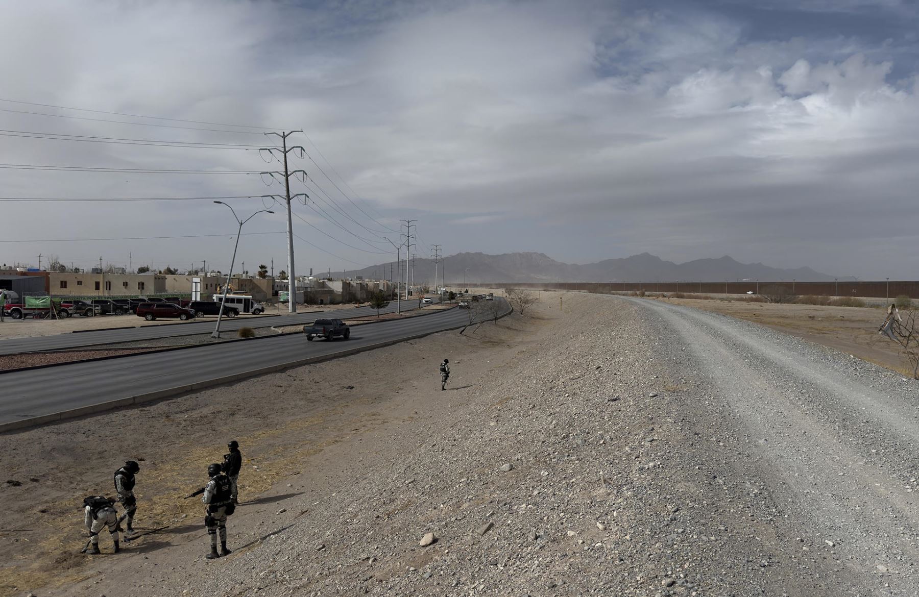 Miembros de la Guardia Nacional de México buscan debajo de río Bravo, en Ciudad Juárez. Foto: EFE